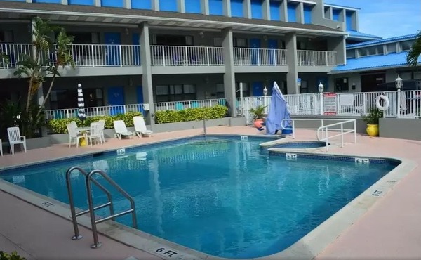 Harborlight Poolside Suite Photo 3