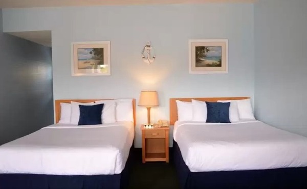 Harborlight Poolside Suite Handicap Photo 2