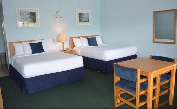 Harborlight Poolside Suite Handicap Photo 1