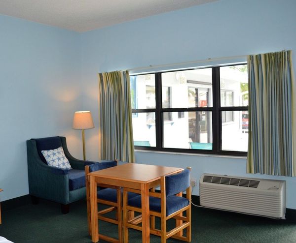 Harborlight Poolside Suite Handicap Photo 7