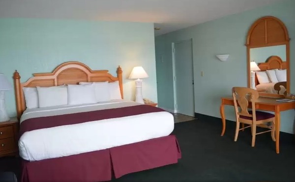 Harborlight Waterfront Suite Handicap Photo 1