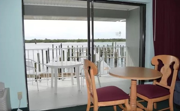 Harborlight Waterfront Suite Handicap Photo 2